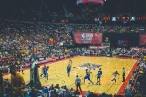 教练鼓励年轻球员敢打敢拼，媒体点赞，一个教练训练球员的励志短片