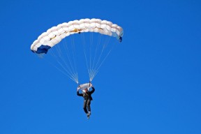 世界田径：肯尼亚选手再次创造奇迹，刷新赛场纪录！，肯尼亚田径运动员