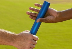 主帅战术部署细致入微强调沟通配合重于单打独斗